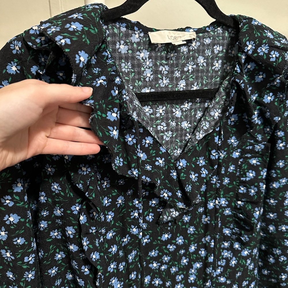 Loft Women’s Black and Blue Floral Ruffled Longsleeve Blouse size XS Petite - Picture 2 of 9